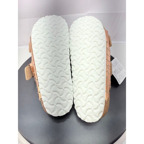 Birkenstock Arizona Copper
Gator Gleam Two-Strap Sandals Copper Size 7 US 38 EU - Picture 9 of 10